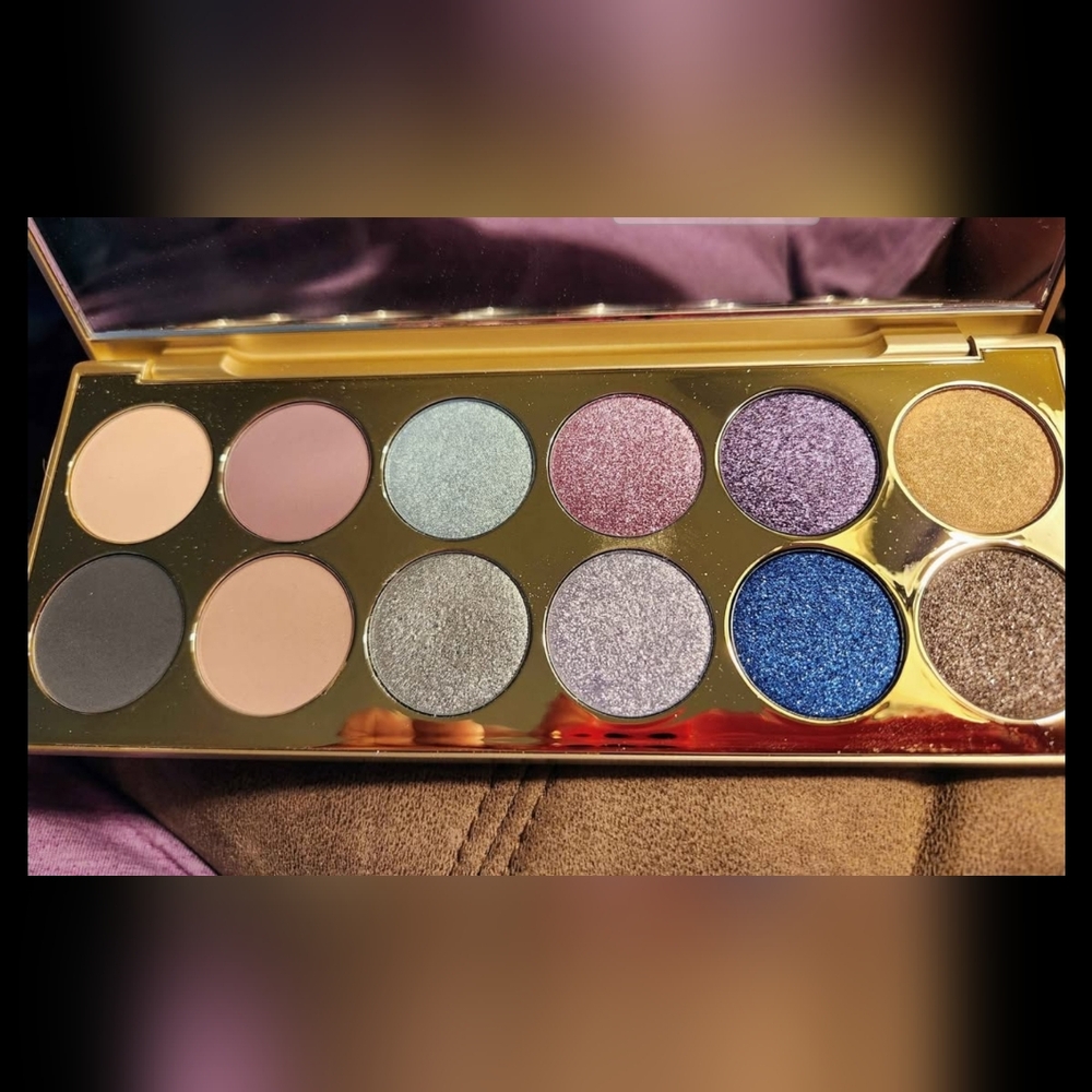 Luxurious Eyeshadow Palette with Vibrant Colors●NBNB■ NO BOX, NEVER USED !!